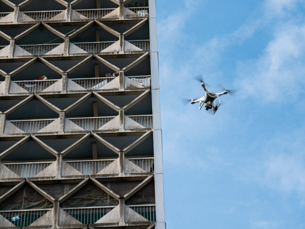 Un drone survole la dalle Robespierre